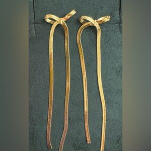 CASA CLARA ‘Lisbon’ Earrings.

Never worn, super cute gold bow earrings.​